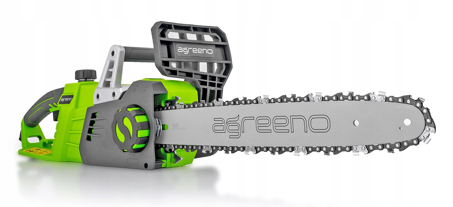 Pilarka łańcuchowa marki Agreeno utrzymana w zielono-szarej kolorystyce z elementami czarnymi, takimi jak uchwyt, obudowa silnika i przewód zasilający, na białym tle - ujęcie nr 4